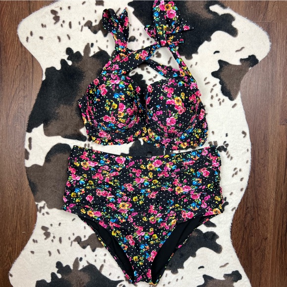 Hot Topic Pin-up Ruffled Swimsuit - Picture 4 of 12